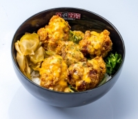 チリマスタードソースのからあげ丼